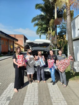 Entrega de presentes para o GAPAC de Criciúma.