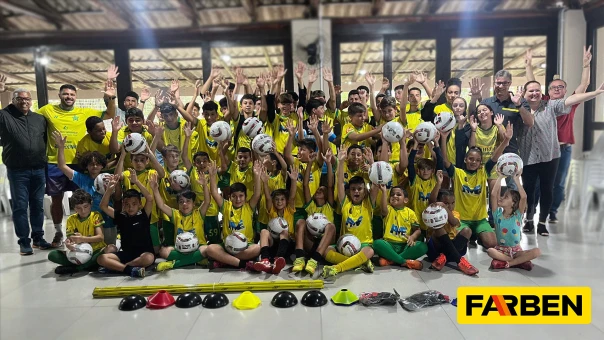 Farben entrega kit de treinamento para escolinha do GE Barão do Rio Branco