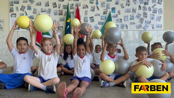 Farben entrega 55 bolas para crianças da Escola Amaro João Batista